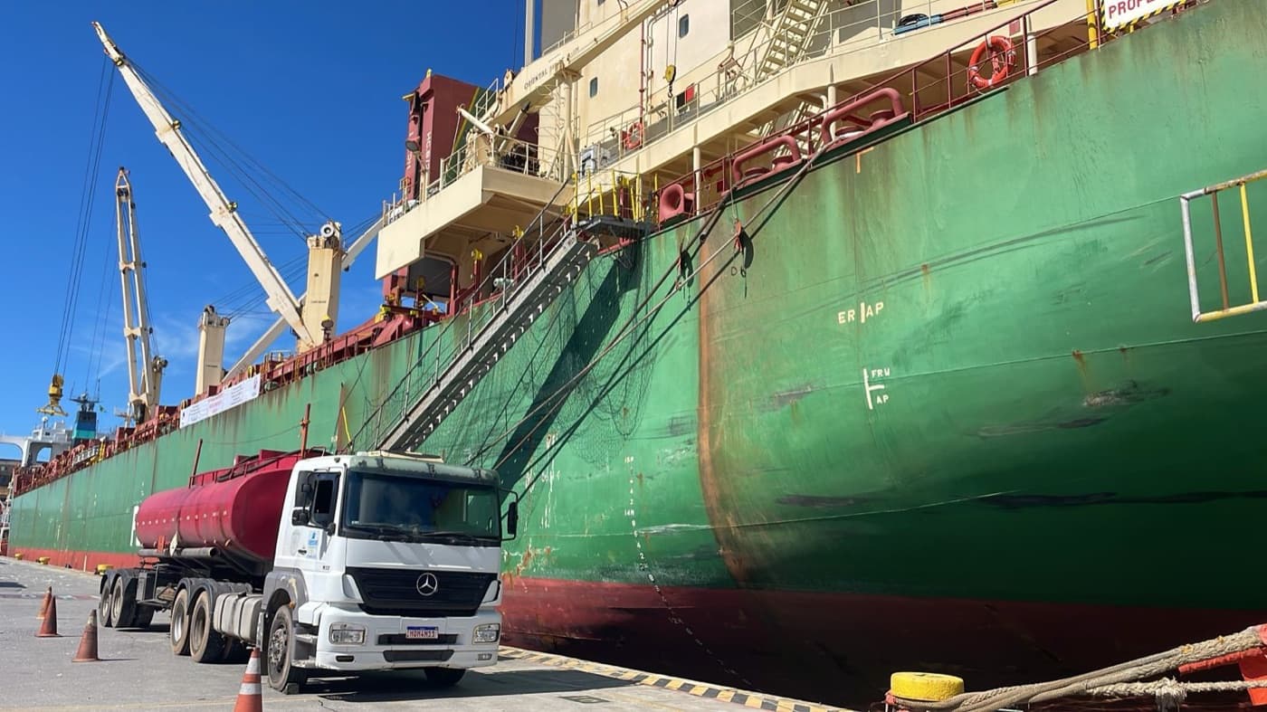 Caminhão-tanque em operação no cais